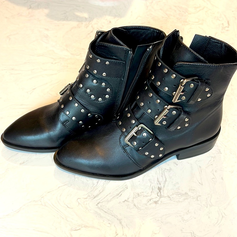 Brand new boots. Purchased then from another Posher but it doesn’t fit me.